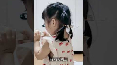 엄마, 나 빵 조금만 먹어도 돼? 말 잘 듣는 아기 반응...👼