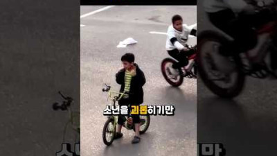 울고있는 친구에게 다가온 학생