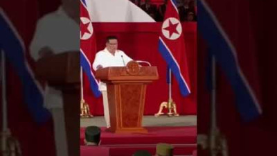 북한 지도자 김정은이 미국과 싸우고 남한을 제거할 준비가 되었다고 말한 후 불꽃놀이와 축하 행사가 열렸습니다. 😱